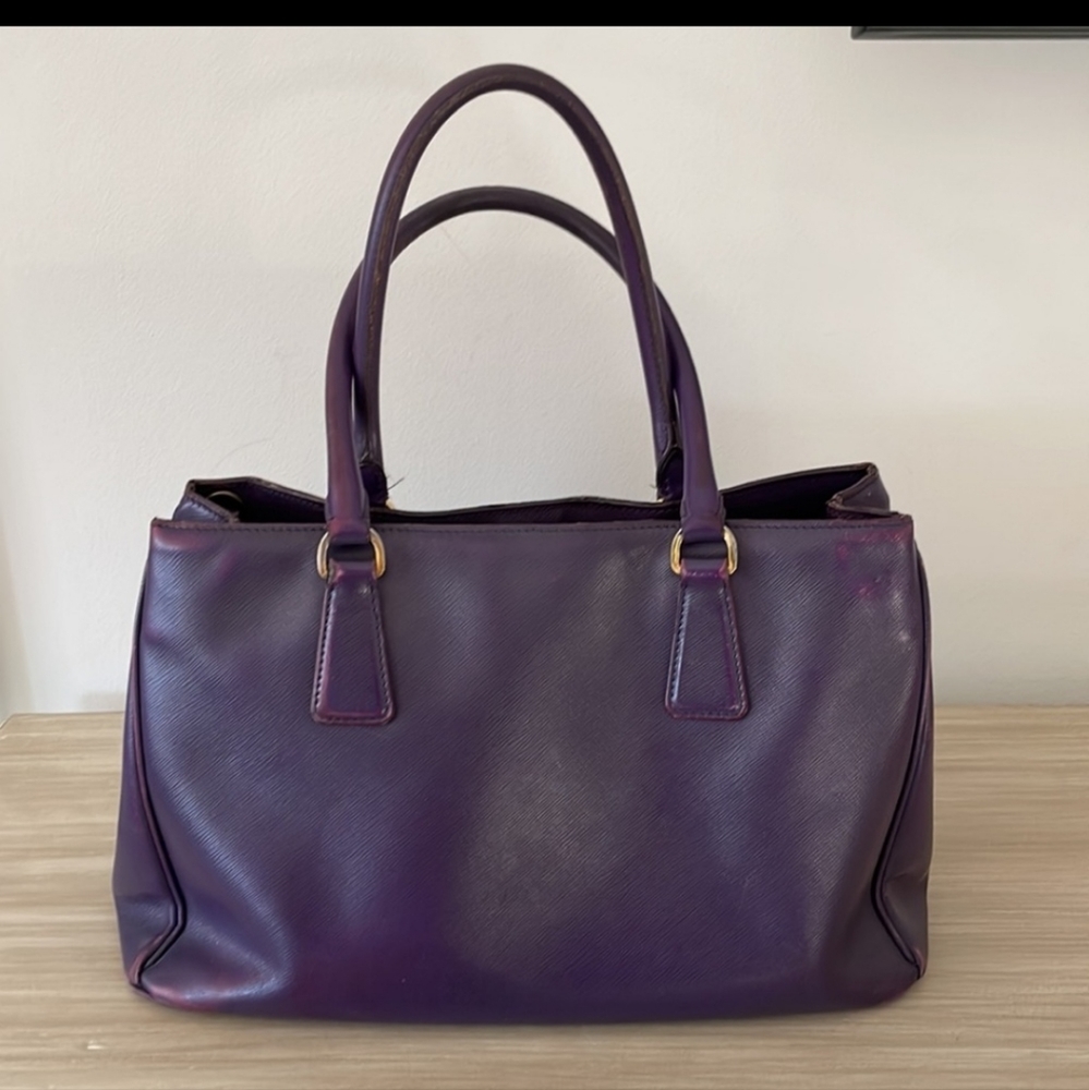 😁😁GIFTED😁😁 Designer PRADA SAFFIANO Leather Lux Tote - Picture 3 of 13